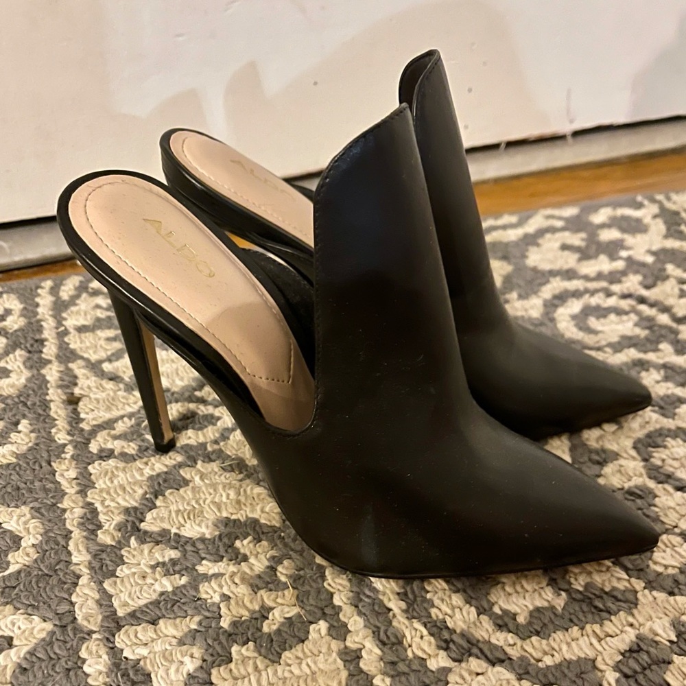Also black pumps!